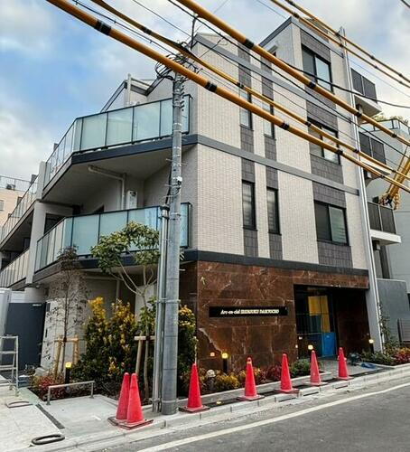 東京都新宿区大京町 5階建 