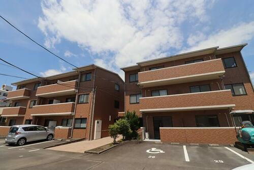 アムール石塚 3階建