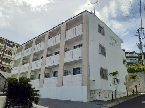 沖縄県那覇市字識名 3階建