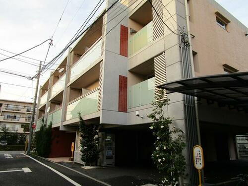 東京都世田谷区駒沢２丁目 3階建