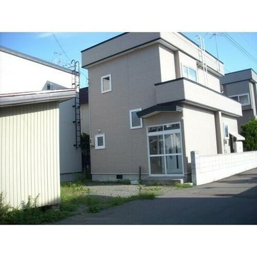 青森県青森市金沢５丁目 2階建