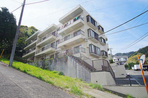 静岡県熱海市下多賀 地上3階地下1階建 築34年7ヶ月