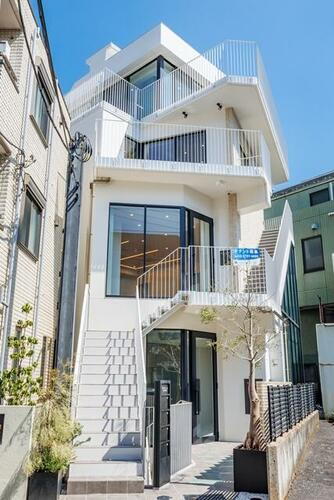 東京都渋谷区神宮前２丁目  地上4階地下1階建