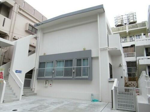 沖縄県那覇市泊１丁目 2階建 築2年10ヶ月