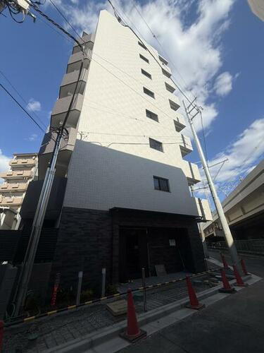 東京都足立区足立２丁目  8階建