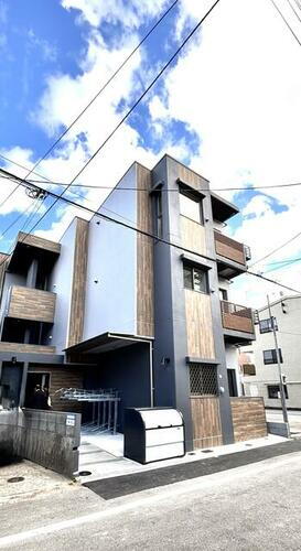 兵庫県西宮市津門大箇町  3階建