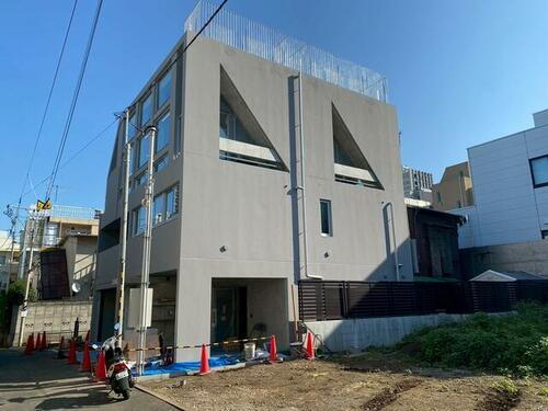 東京都渋谷区神宮前３丁目 3階建 