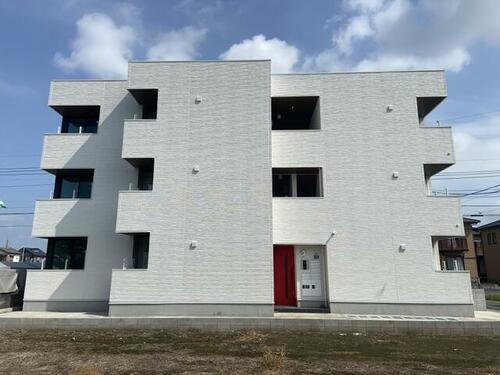 埼玉県加須市富士見町  3階建