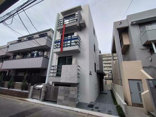 東京都新宿区西新宿４丁目  地上3階地下1階建