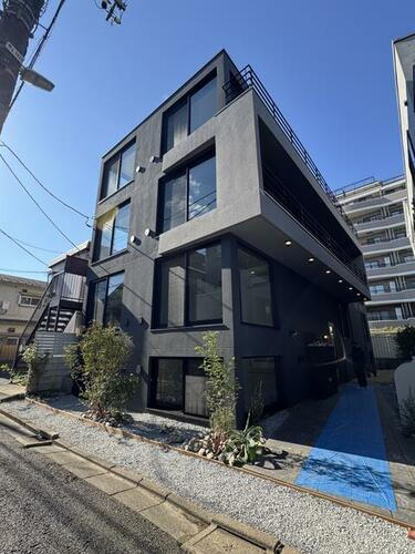 東京都目黒区駒場１丁目 地上3階地下1階建 