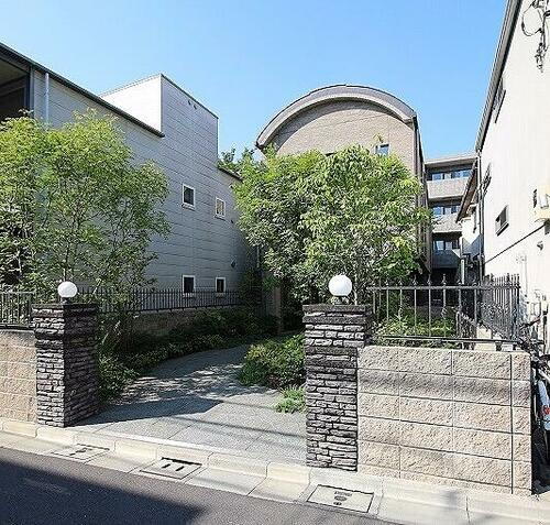 東京都渋谷区神宮前３丁目 築11年9ヶ月 4階建