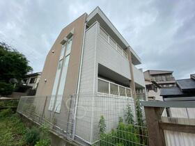 大阪府箕面市瀬川５ 2階建