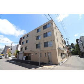 北海道札幌市中央区北三条東３ 4階建 築1年5ヶ月