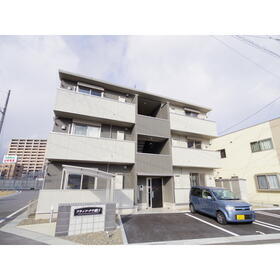 フラッツ・テラ東口 3階建