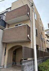 千駄ヶ谷２丁目　ペット可　ルーフバルコニー付き　平置き有　戸建