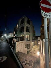 東京都目黒区上目黒３ 地上4階地下1階建 築1年10ヶ月