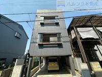 寝屋川市点野3-32-10 3階建