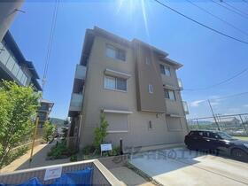 京都府京都市山科区御陵岡町 3階建