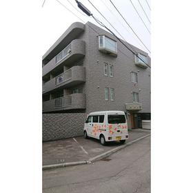 北海道札幌市豊平区平岸三条１８ 4階建 築21年3ヶ月