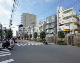 東京都新宿区箪笥町 4階建