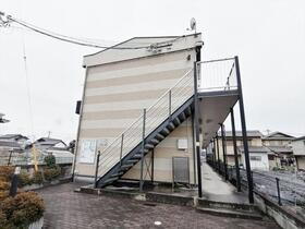 レオパレスウエストコート 2階建