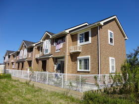 滋賀県彦根市川瀬馬場町 2階建