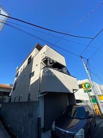 東京都渋谷区神宮前５ 3階建