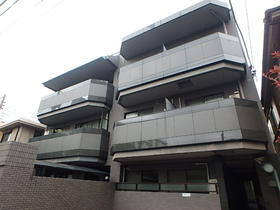 東京都北区西が丘１ 3階建