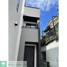 埼玉県川口市南鳩ヶ谷２ 3階建
