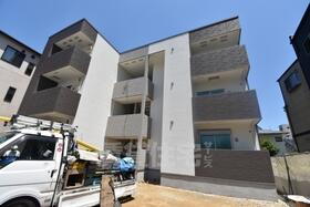 大阪府堺市西区浜寺公園町３ 3階建