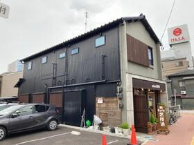 個民家。営所通