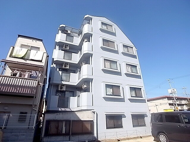 タイル貼りの外観