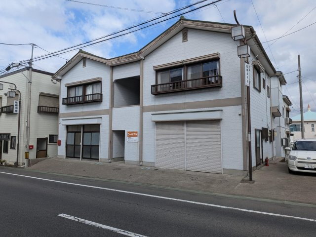 ＹＫＣ渋川 建物外観です。1階左側が101号室になります。