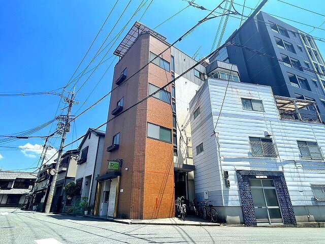 落ち着いた雰囲気の外観です