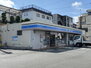 ローソン 清水草薙杉道店（コンビニ）まで1056m