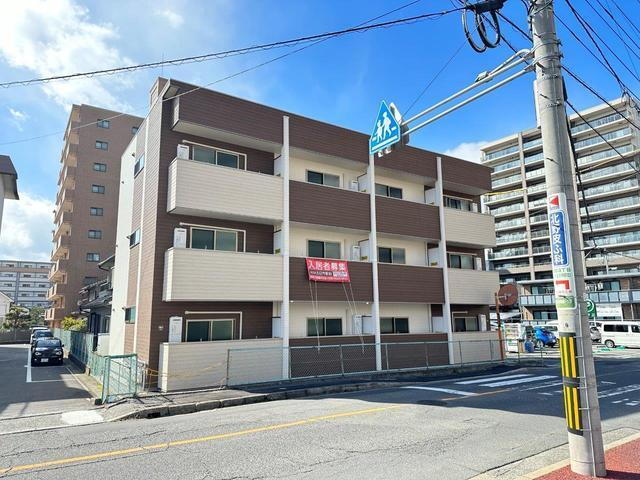 ＡＸＡ五日市駅前