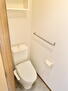 アンソレイユＢ棟１０１号室 洗浄便座付きトイレ、ホルダー・タオル掛け・棚付設備充実設備