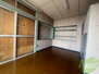 恵和町戸建て貸家 １階部分の洋室を撮影しました。収納沢山ですね。