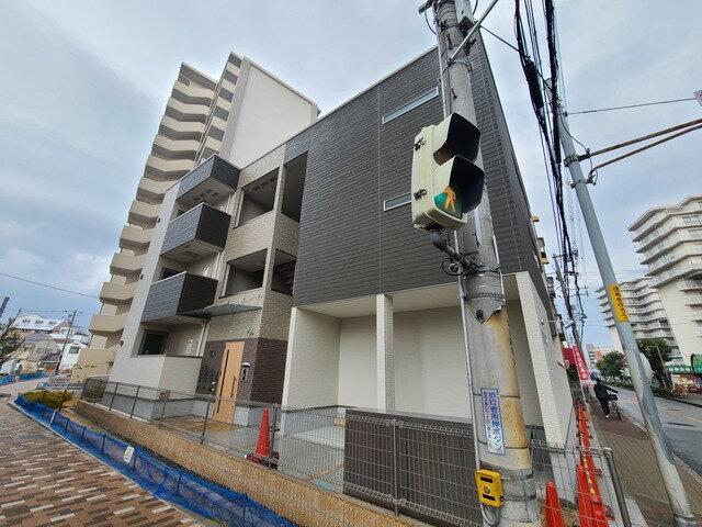 フジパレス東淡路２番館 ツートンカラーの外観です