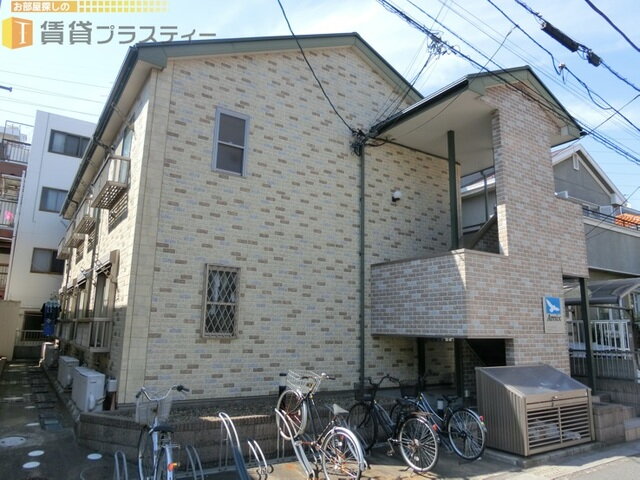 日差しが差込む暖かい建物です。