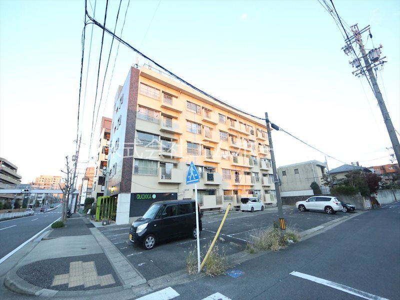 八勝ビル 外観　平面駐車場あり