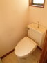 石川町１丁目貸家 温水洗浄便座のついたトイレです