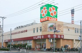 ソレジオ六町 ライフ六町駅前店（スーパー）まで109m