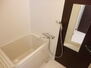 ソルジュ武蔵野Ａ 大きな鏡のある浴室　清潔感もあります