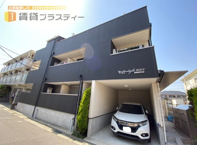 閑静な住宅街にひっそりと佇むツートンカラーのおしゃれアパート
