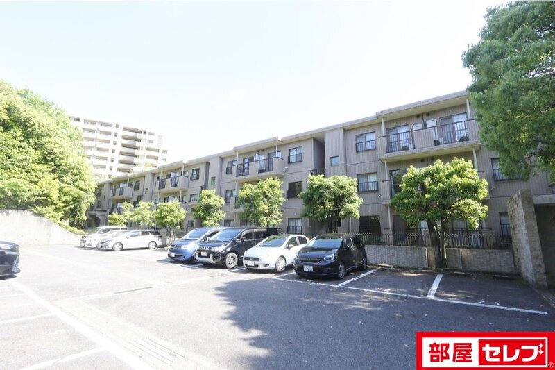 ヴェルデュール八事 タイル貼りの外観。