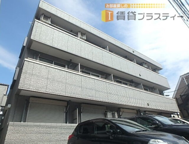前面駐車場のオートロックマンションです。