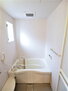 エバーグリーンＢ 浴室に小窓があるので、明るく換気もできます。