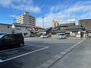 相生戸建賃貸（ペット飼、ＤＩＹ等可） 駅に向かう途中にはこのような月極駐車場が多くあります。