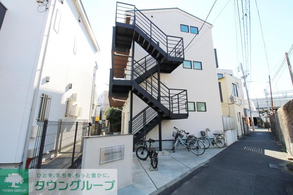 ＦＩＲＳＴ　ＴＥＲＲＡＣＥ